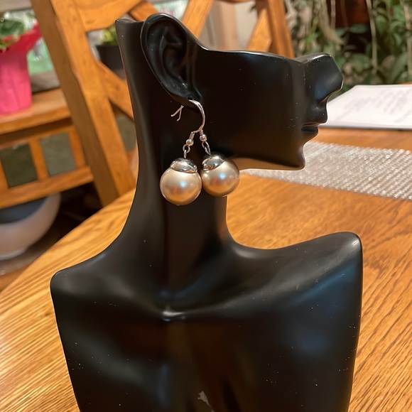 Beautiful large faux Pearl earrings for pierced ears - Picture 1 of 3